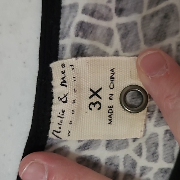 Natalie & Me long sleeve top with a black, white & grey giraffe pattern size 3X - Picture 3 of 7